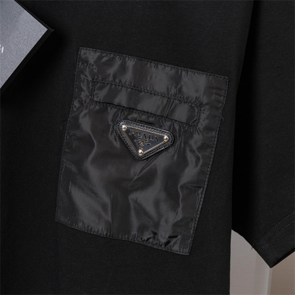 カジュアル半袖 ロゴポケットデザイン メンズ 高見え PRADA プラダ コピー Tシャツ 人気モデル