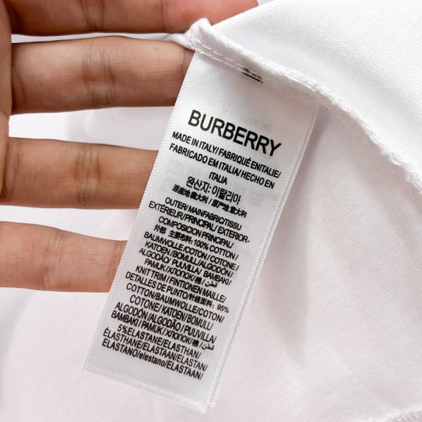 BURBERRY バーバリー エンボスロゴ刺繍Tシャツ 立体ロゴ クルーネック 半袖 コットン ミニマル デイリー ユニセックス