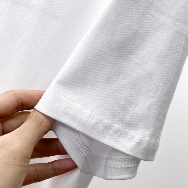 BURBERRY バーバリー エンボスロゴ刺繍Tシャツ 立体ロゴ クルーネック 半袖 コットン ミニマル デイリー ユニセックス