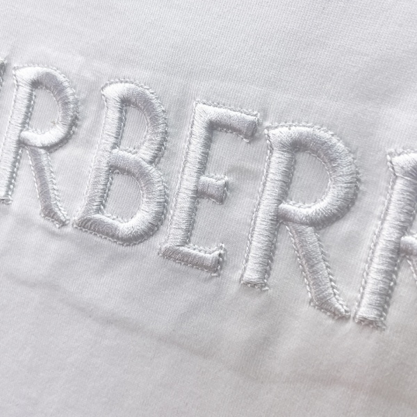 BURBERRY バーバリー エンボスロゴ刺繍Tシャツ 立体ロゴ クルーネック 半袖 コットン ミニマル デイリー ユニセックス