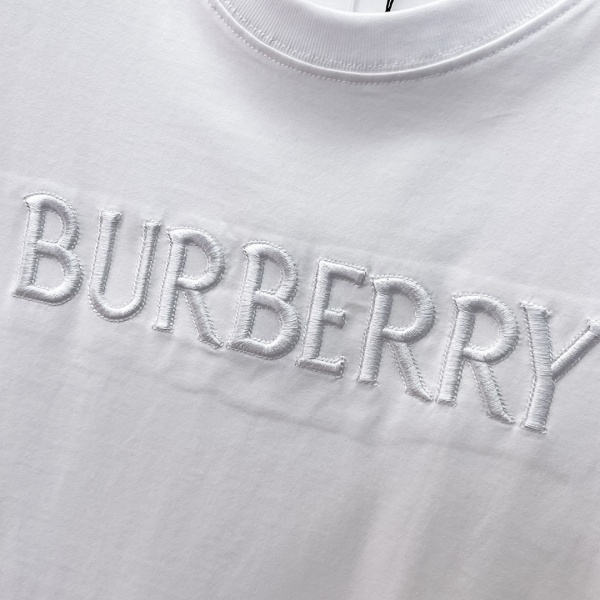 BURBERRY バーバリー エンボスロゴ刺繍Tシャツ 立体ロゴ クルーネック 半袖 コットン ミニマル デイリー ユニセックス