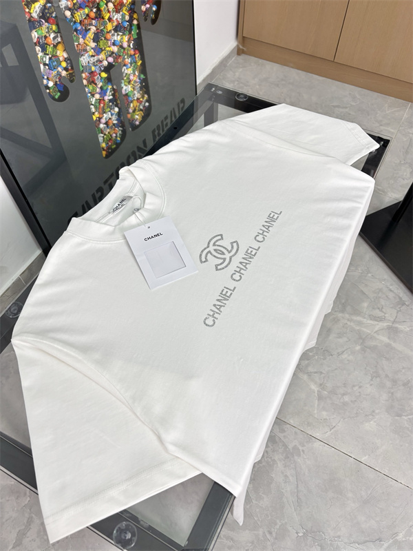 ワンポイントロゴ 半袖 メンズ きれいめコーデ 快適な着心地 CHANEL シャネル コピー Tシャツ 人気モデル