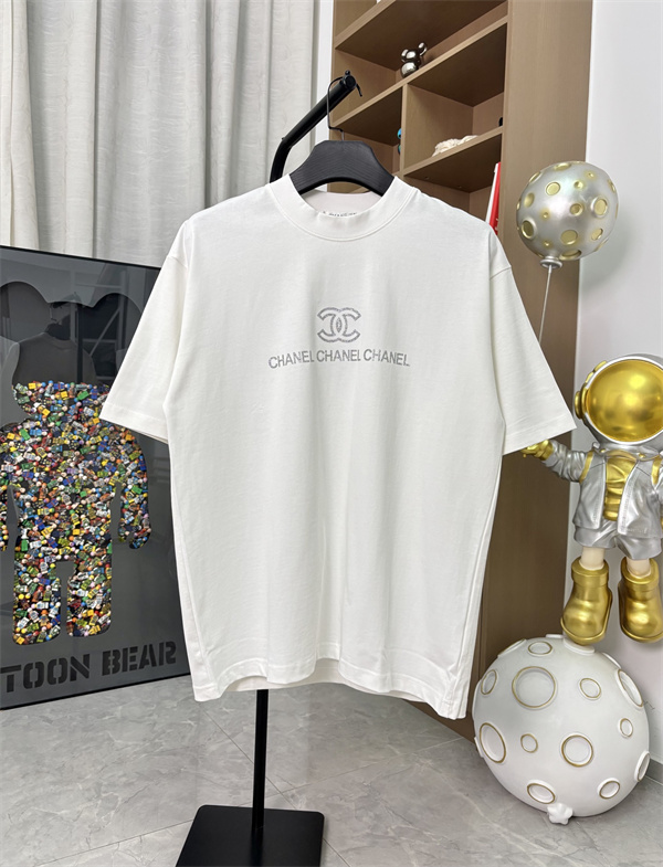 ワンポイントロゴ 半袖 メンズ きれいめコーデ 快適な着心地 CHANEL シャネル コピー Tシャツ 人気モデル