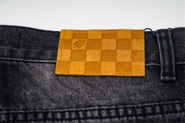 バックロゴ刺繍 メンズ ウォッシュ加工 ワイドシルエット 着映え LOUIS VUITTON ルイヴィトン コピー デニムパンツ 存在感抜群