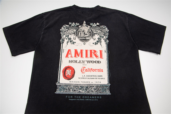 AMIRI アミリ コピー Tシャツ ポスターグラフィック メンズ 半袖 バックプリント アートラベル柄 春夏コーデ 上質カジュアル 注目トップス