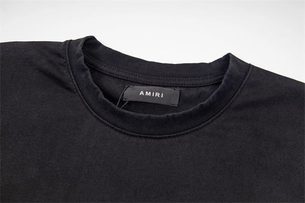 AMIRI アミリ コピー Tシャツ ポスターグラフィック メンズ 半袖 バックプリント アートラベル柄 春夏コーデ 上質カジュアル 注目トップス