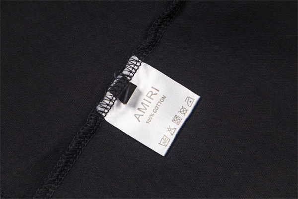 AMIRI アミリ コピー Tシャツ ポスターグラフィック メンズ 半袖 バックプリント アートラベル柄 春夏コーデ 上質カジュアル 注目トップス