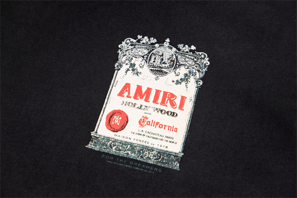 AMIRI アミリ コピー Tシャツ ポスターグラフィック メンズ 半袖 バックプリント アートラベル柄 春夏コーデ 上質カジュアル 注目トップス