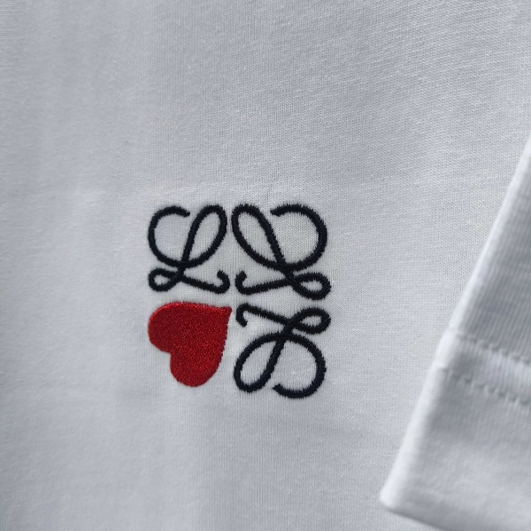 LOEWE コピー ロエベ ハートアナグラム刺繍 半袖Tシャツ ワンポイントデザイン リラックスフィット 2026新作 人気トップス