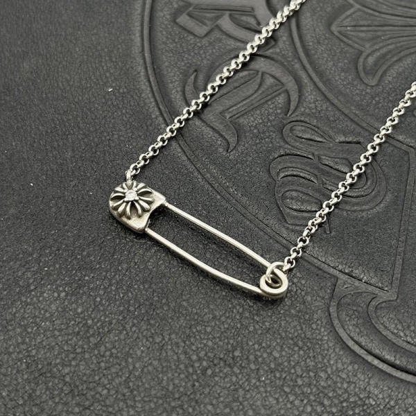 CHROME HEARTS コピー クロムハーツ コピー セーフティピンネックレス クロスフラワーモチーフ シルバーチェーン ペンダントアクセサリー