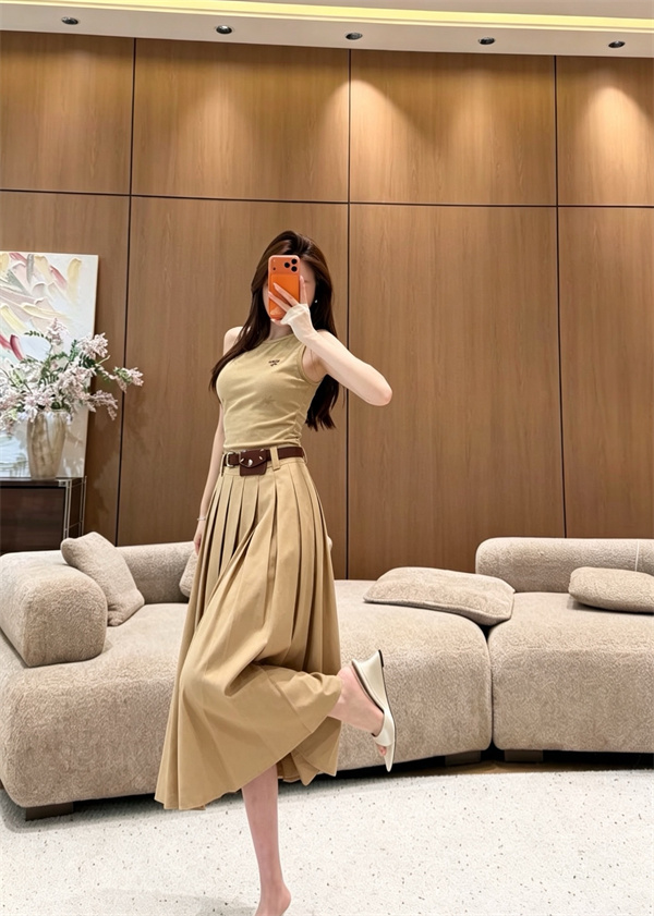 女性らしいPradaプラダワンピースコピー 2026優しい雰囲気合わせやすい