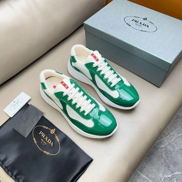 PRADA コピー プラダ コピー パテントレザースニーカー ローカット 洗練シルエット 軽快フィット