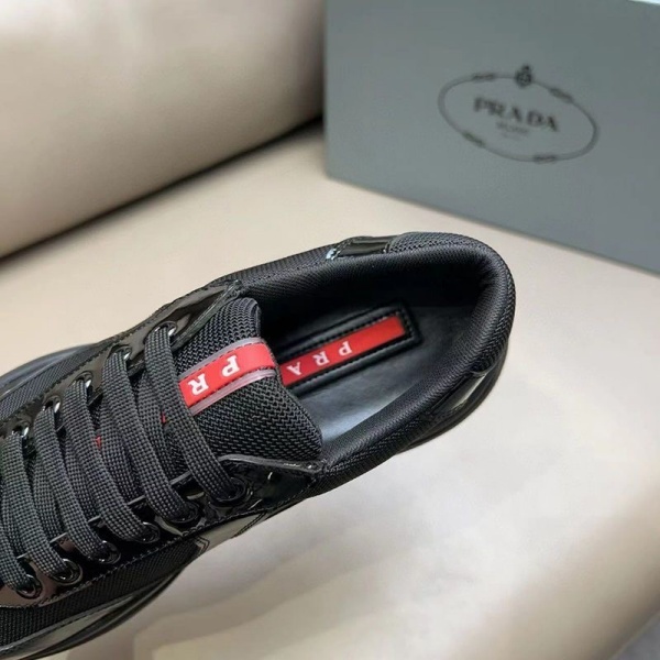PRADA コピー プラダ コピー パテントレザースニーカー ローカット 洗練シルエット 軽快フィット