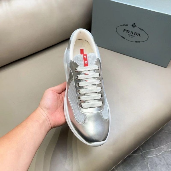 PRADA コピー プラダ コピー パテントレザースニーカー ローカット 洗練シルエット 軽快フィット