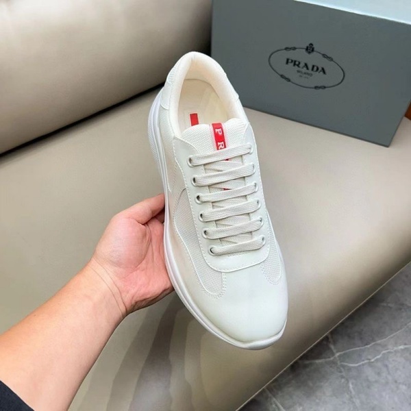 PRADA コピー プラダ コピー パテントレザースニーカー ローカット 洗練シルエット 軽快フィット
