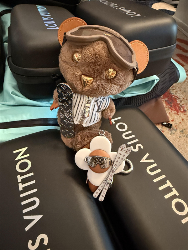 Louis Vuitton ルイヴィトンバッグチャームコピーLV LOUIS BEARおしゃれ可愛いプレゼント