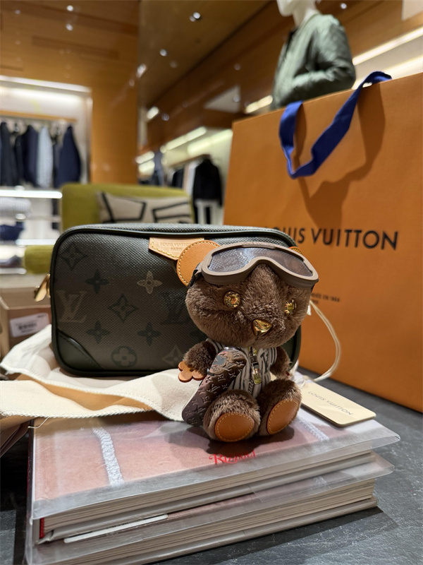 Louis Vuitton ルイヴィトンバッグチャームコピーLV LOUIS BEARおしゃれ可愛いプレゼント