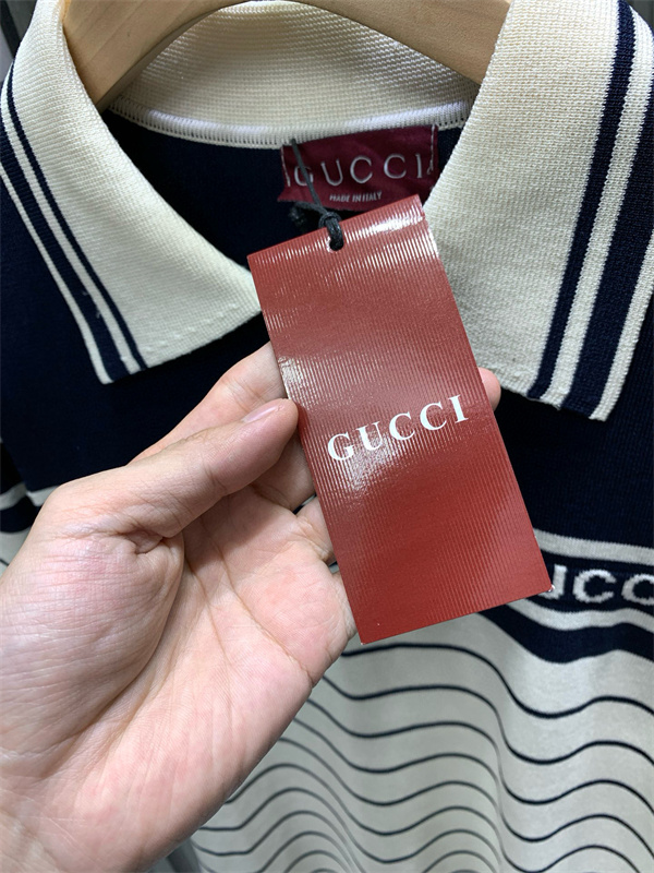 ボーダー柄 ニット調 襟付き GUCCI グッチ コピー 半袖ポロシャツ ロゴ刺繍 きれいめカジュアル 着映えトップス 売れ筋候補