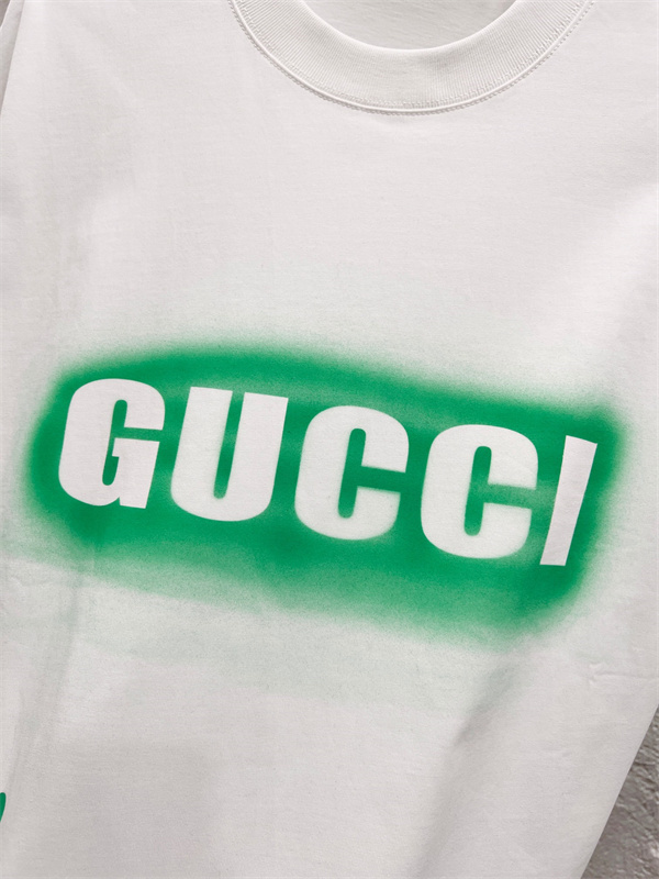 ロゴプリント 刺繍アクセント クルーネック GUCCI グッチ コピー 半袖Tシャツ 2026話題感 主役トップス 即戦力アイテム
