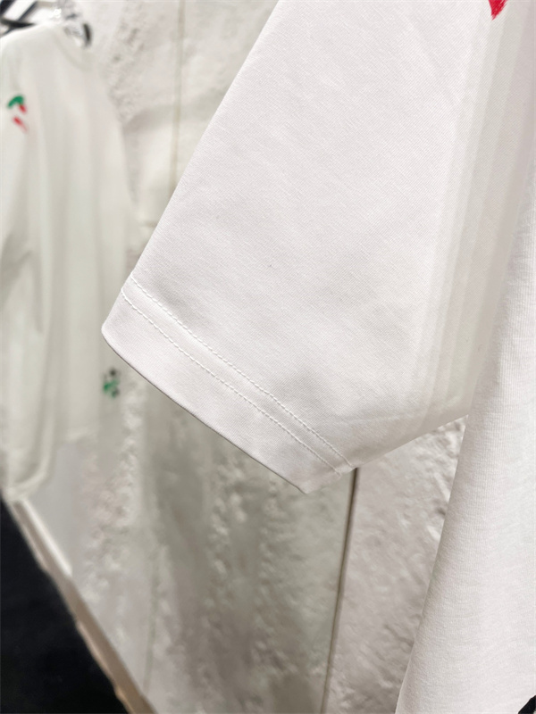 ロゴプリント 刺繍アクセント クルーネック GUCCI グッチ コピー 半袖Tシャツ 2026話題感 主役トップス 即戦力アイテム