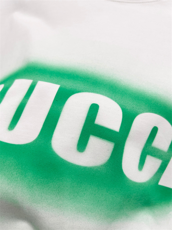 ロゴプリント 刺繍アクセント クルーネック GUCCI グッチ コピー 半袖Tシャツ 2026話題感 主役トップス 即戦力アイテム