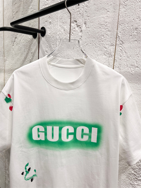 ロゴプリント 刺繍アクセント クルーネック GUCCI グッチ コピー 半袖Tシャツ 2026話題感 主役トップス 即戦力アイテム