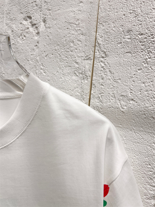 ロゴプリント 刺繍アクセント クルーネック GUCCI グッチ コピー 半袖Tシャツ 2026話題感 主役トップス 即戦力アイテム