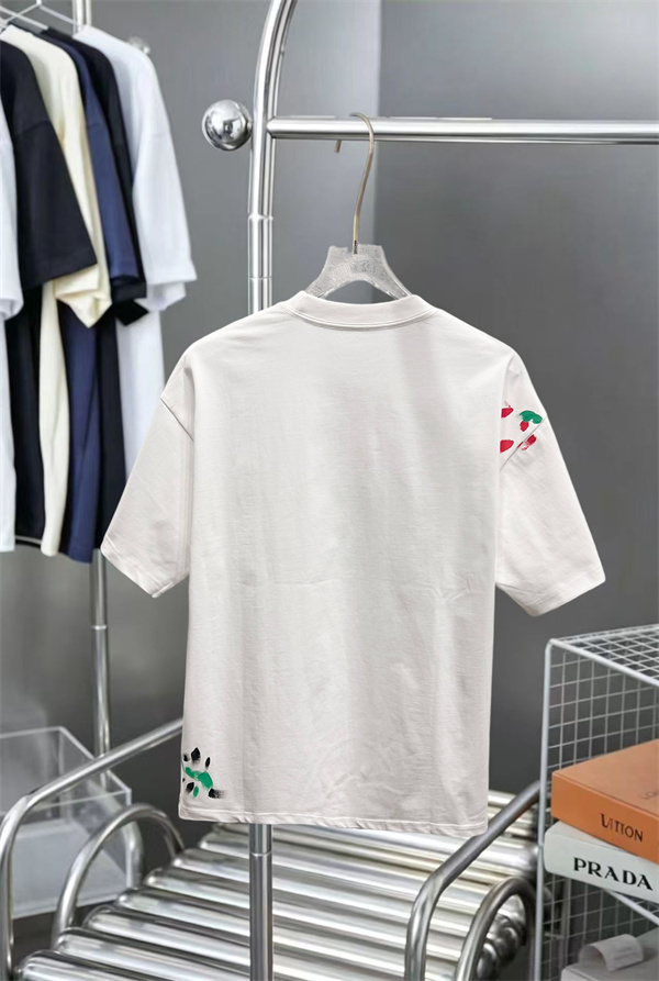 ロゴプリント 刺繍アクセント クルーネック GUCCI グッチ コピー 半袖Tシャツ 2026話題感 主役トップス 即戦力アイテム