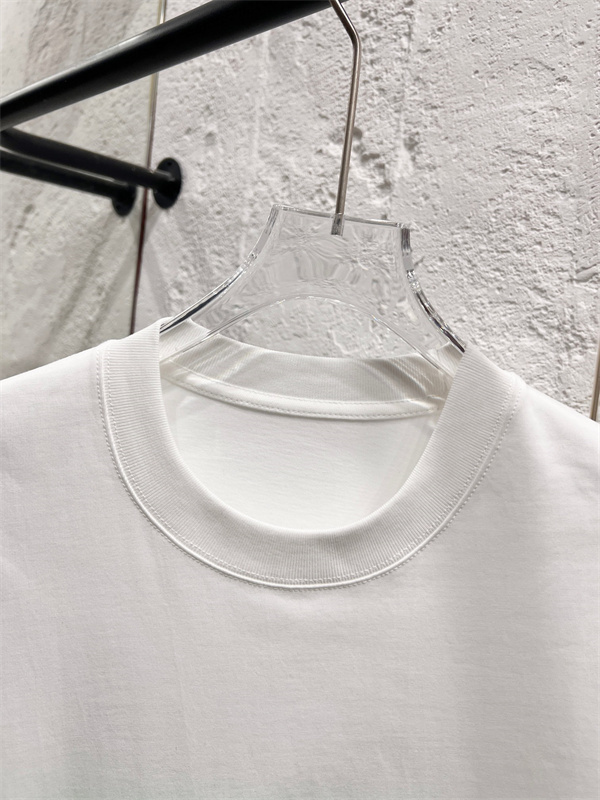 ロゴプリント 刺繍アクセント クルーネック GUCCI グッチ コピー 半袖Tシャツ 2026話題感 主役トップス 即戦力アイテム