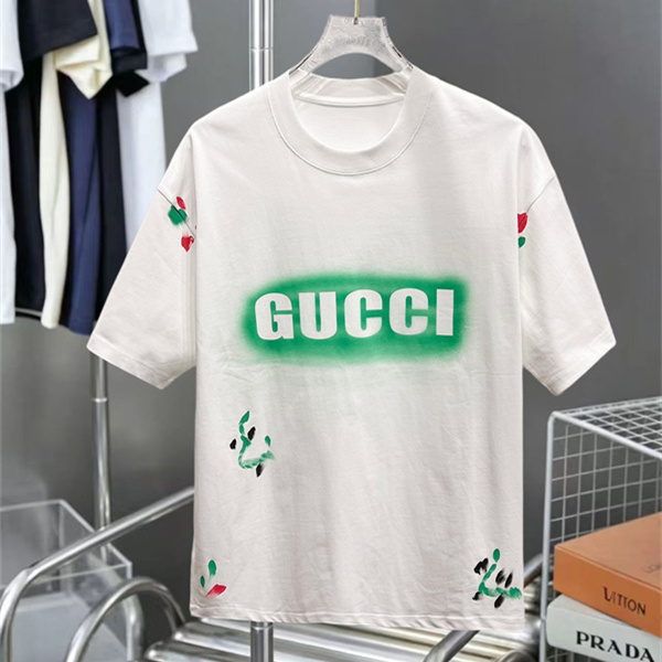 ロゴプリント 刺繍アクセント クルーネック GUCCI グッチ コピー 半袖Tシャツ 2026話題感 主役トップス 即戦力アイテム