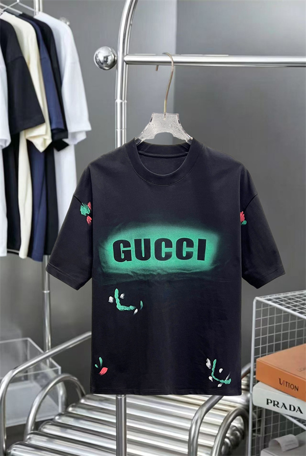 ロゴプリント 刺繍アクセント クルーネック GUCCI グッチ コピー 半袖Tシャツ 2026話題感 主役トップス 即戦力アイテム