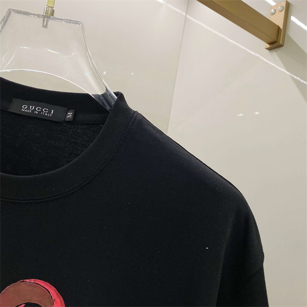 グラフィックプリント スネーク柄 クルーネック GUCCI グッチ コピー 半袖トップス 一枚で決まる 話題 注目デザイン
