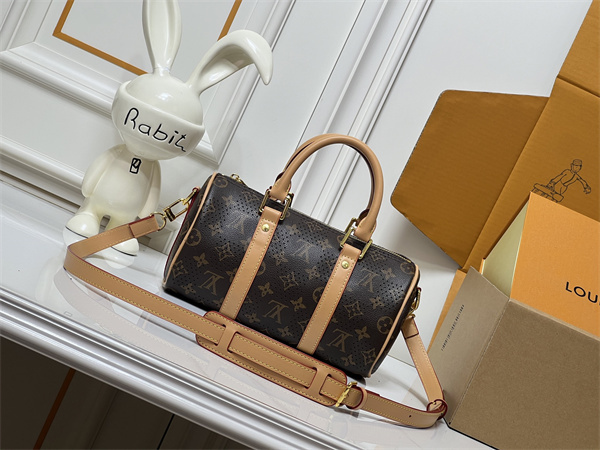 ミニボストンバッグ 丸みフォルム LOUIS VUITTON ルイヴィトン コピー チャーム付き 外出コーデ向け 人気商品