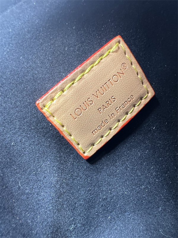 ミニボストンバッグ 丸みフォルム LOUIS VUITTON ルイヴィトン コピー チャーム付き 外出コーデ向け 人気商品