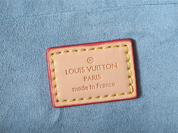 ショルダーバッグ ダミエ柄 ボストン風シルエット LOUIS VUITTON ルイヴィトン コピー チャーム付き 着回し力 ショップおすすめ