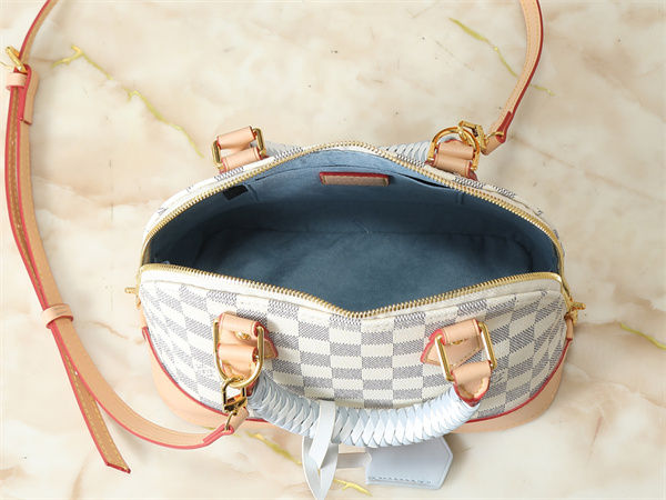 ショルダーバッグ ダミエ柄 ボストン風シルエット LOUIS VUITTON ルイヴィトン コピー チャーム付き 着回し力 ショップおすすめ