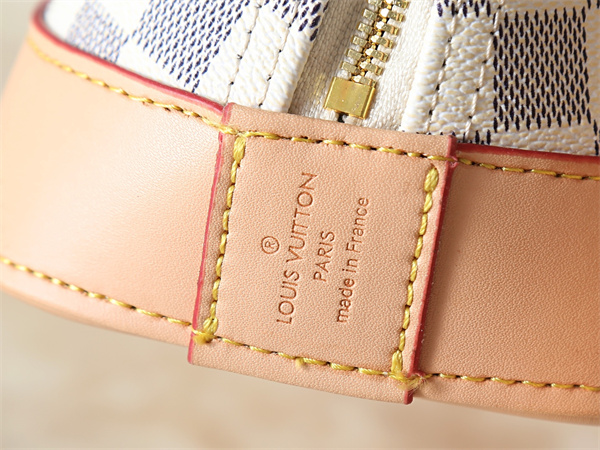 ショルダーバッグ ダミエ柄 ボストン風シルエット LOUIS VUITTON ルイヴィトン コピー チャーム付き 着回し力 ショップおすすめ