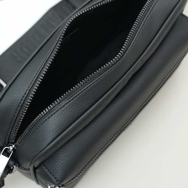Dior ディオール Rider 2.0 ラージ メッセンジャーバッグ エンボス加工 オブリーク柄 Christian Dior ショルダーバッグ 斜め掛け対応 通勤向け 即戦力