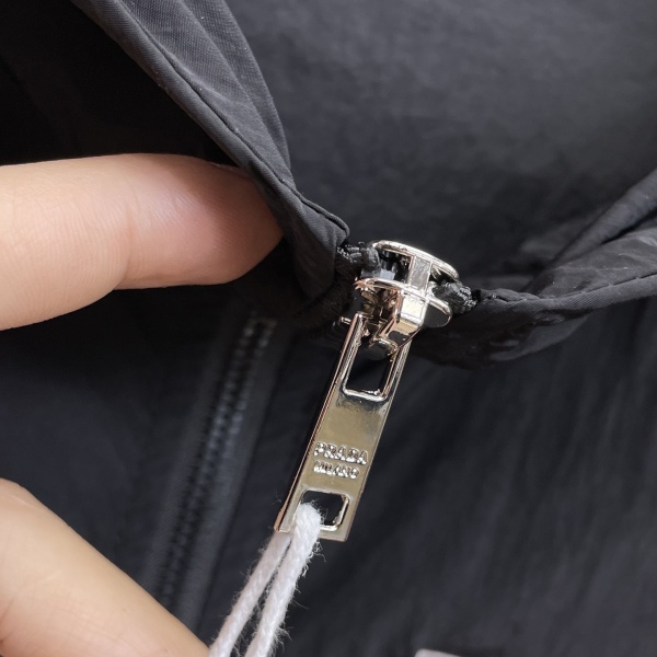 PRADA プラダ ナイロンセットアップ UVカットパーカー ショートパンツ 軽量テック素材 フード付き 2026新作 デイリー主力 メンズ上下セット