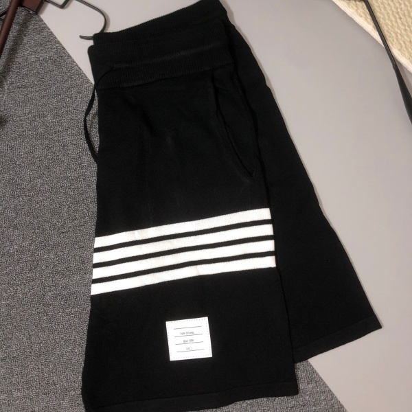 THOM BROWNE トムブラウン 4BARニットショーツ ハーフパンツ イージーウエスト リラックスフィット 着回し力抜群 デイリー主力 ユニセックス