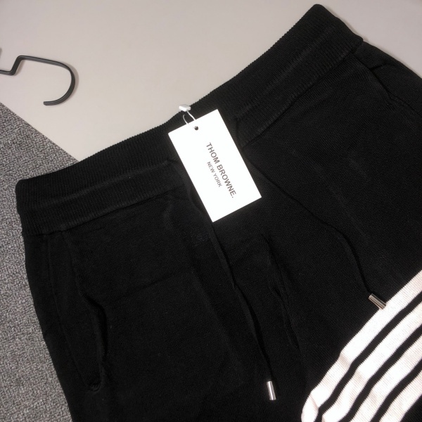 THOM BROWNE トムブラウン 4BARニットショーツ ハーフパンツ イージーウエスト リラックスフィット 着回し力抜群 デイリー主力 ユニセックス