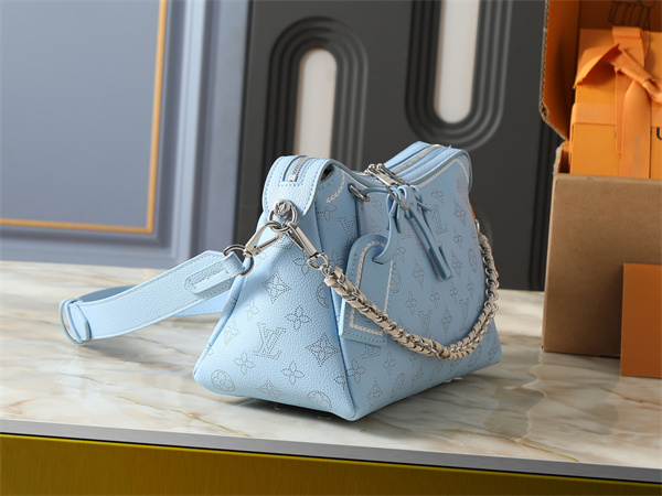 ショルダーバッグ モノグラム型押し チェーン付き LOUIS VUITTON ルイヴィトン コピー 横長フォルム 2026新作 旬顔バッグ