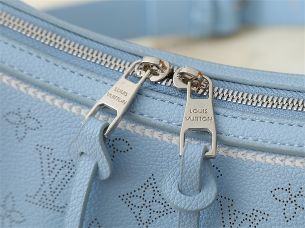 ショルダーバッグ モノグラム型押し チェーン付き LOUIS VUITTON ルイヴィトン コピー 横長フォルム 2026新作 旬顔バッグ