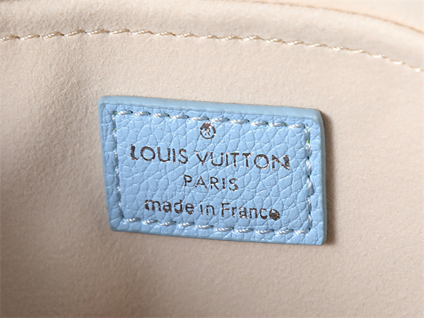 ショルダーバッグ モノグラム型押し チェーン付き LOUIS VUITTON ルイヴィトン コピー 横長フォルム 2026新作 旬顔バッグ