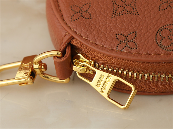 巾着バッグ モノグラム型押し チェーン付き LOUIS VUITTON ルイヴィトン コピー ドローストリング仕様 2026新作 こなれ見え