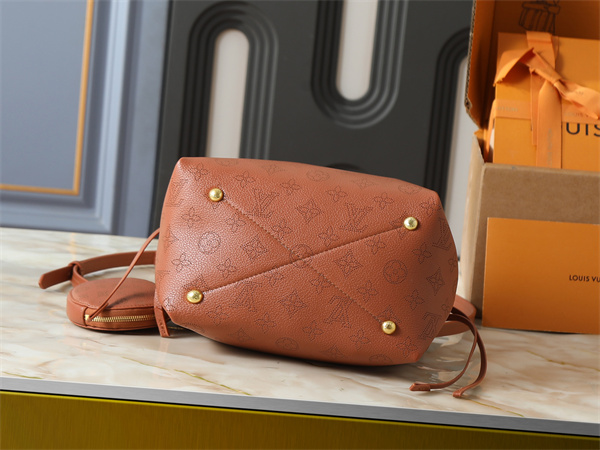 巾着バッグ モノグラム型押し チェーン付き LOUIS VUITTON ルイ