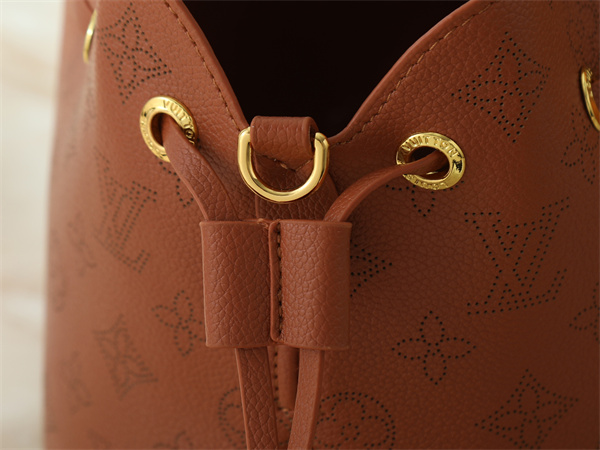 巾着バッグ モノグラム型押し チェーン付き LOUIS VUITTON ルイ