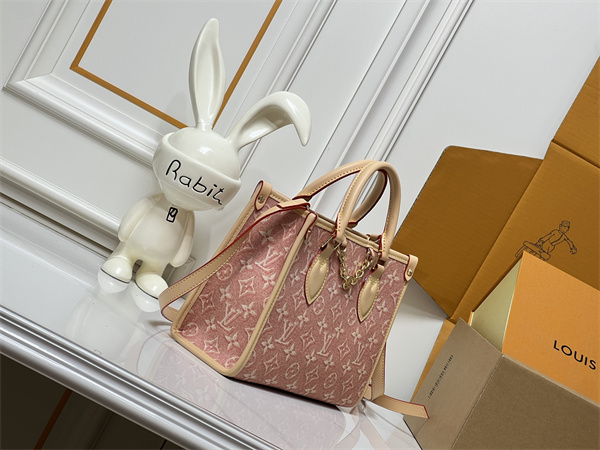 ショルダーバッグ モノグラム総柄 レザー調トリム LOUIS VUITTON ルイヴィトン コピー チャーム付き きれいめカジュアル