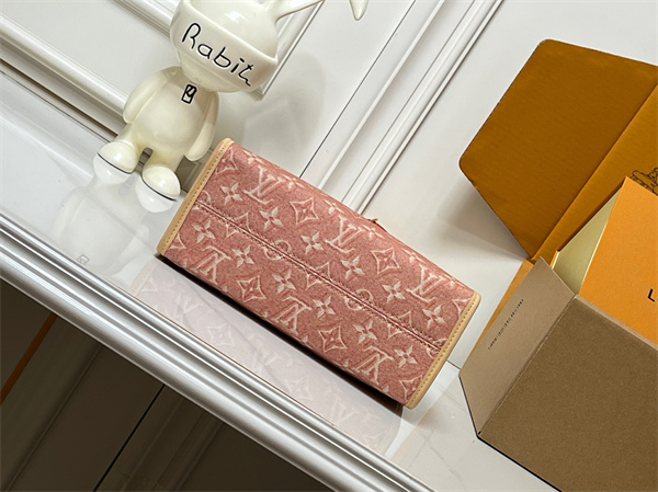 ショルダーバッグ モノグラム総柄 レザー調トリム LOUIS VUITTON ルイヴィトン コピー チャーム付き きれいめカジュアル