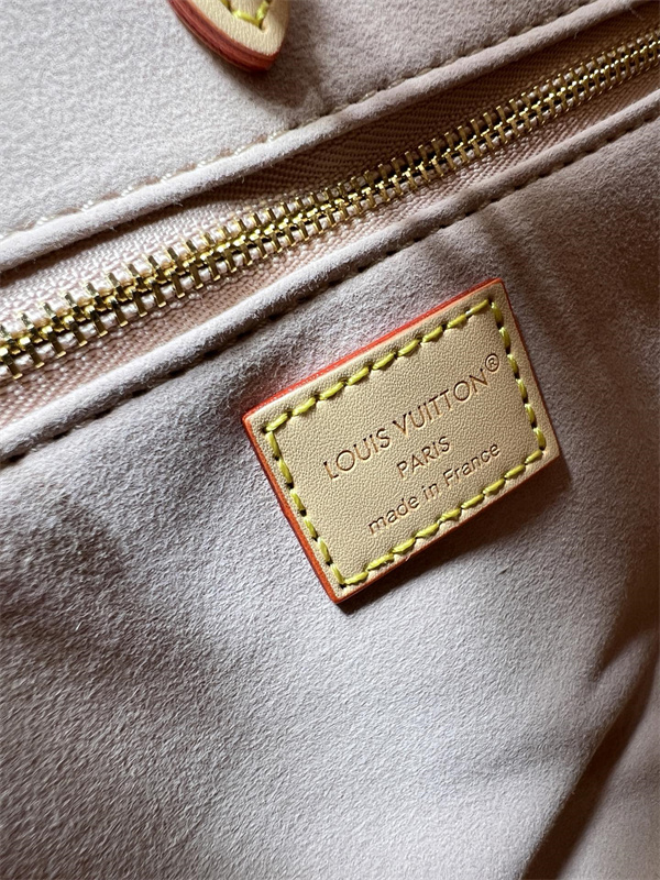 ショルダーバッグ モノグラム総柄 レザー調トリム LOUIS VUITTON ルイヴィトン コピー チャーム付き きれいめカジュアル